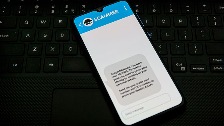 Estafes per SMS i WhatsApp: com pots protegir les teves dades i els teus diners