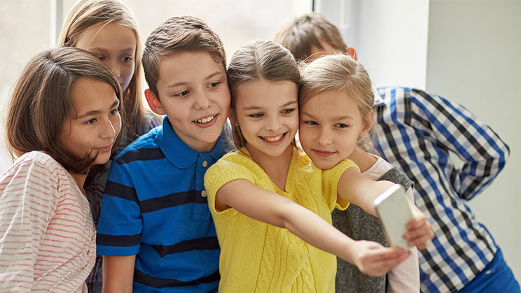 Consejos antes de regalar a tus hijos su primer móvil