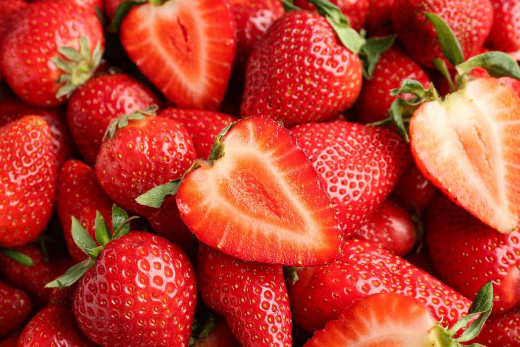 Primer plano de fresas frescas, un alimento de temporada en primavera.