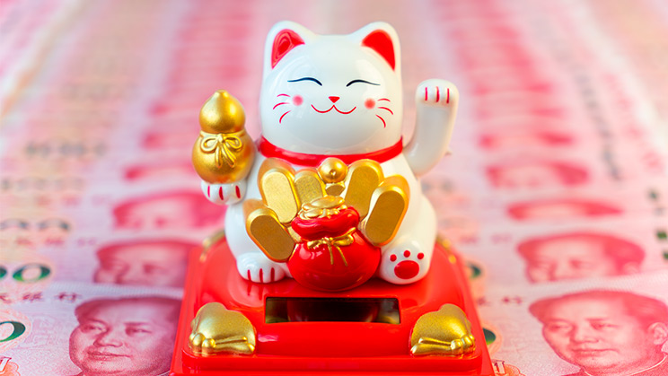 Gatos, tréboles de la suerte y otras tradiciones que dicen atraer el dinero