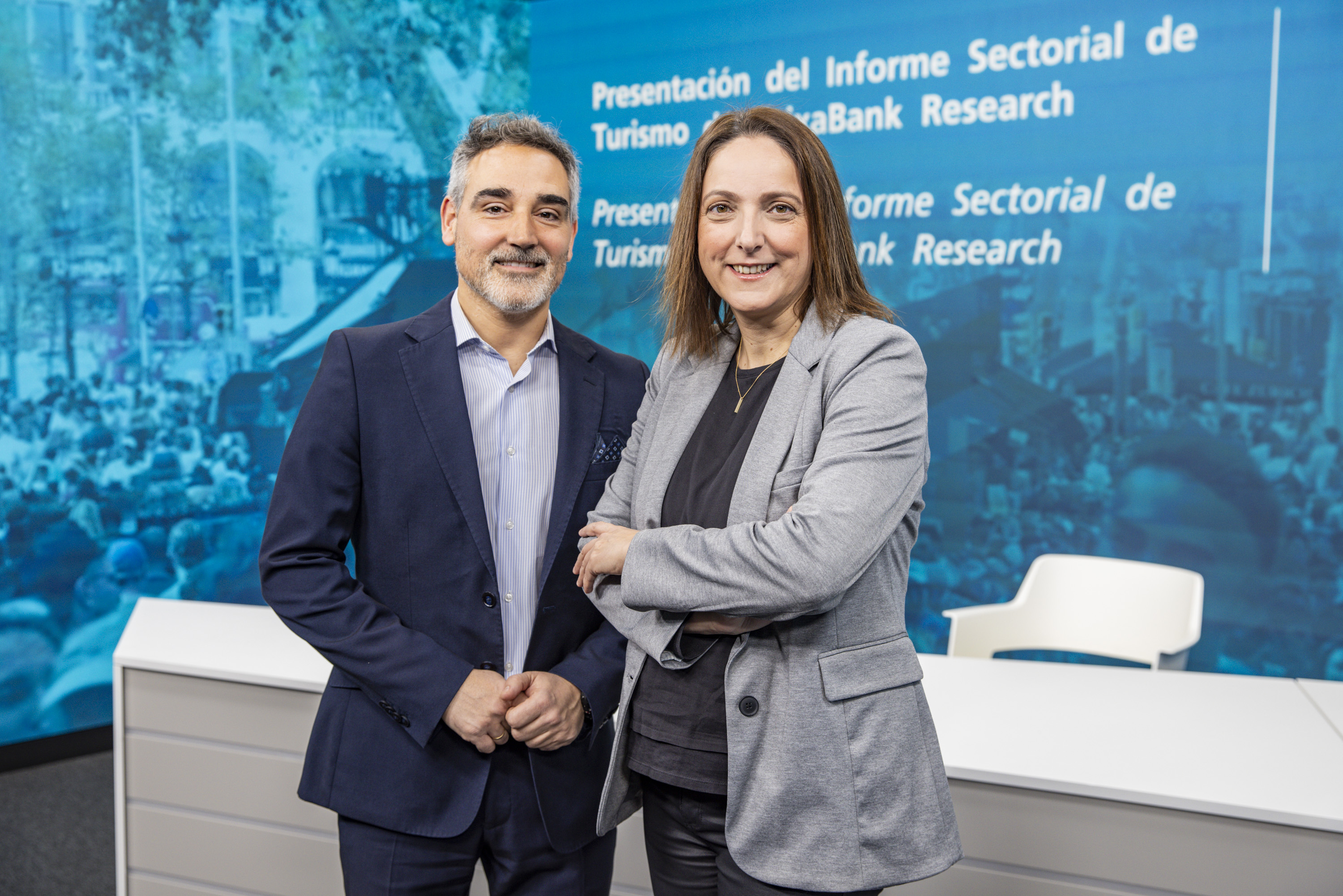 Judit Montoriol, lead economist of CaixaBank Research, and Pedro Álvarez, economist of CaixaBank Research, during the presentation of the report.