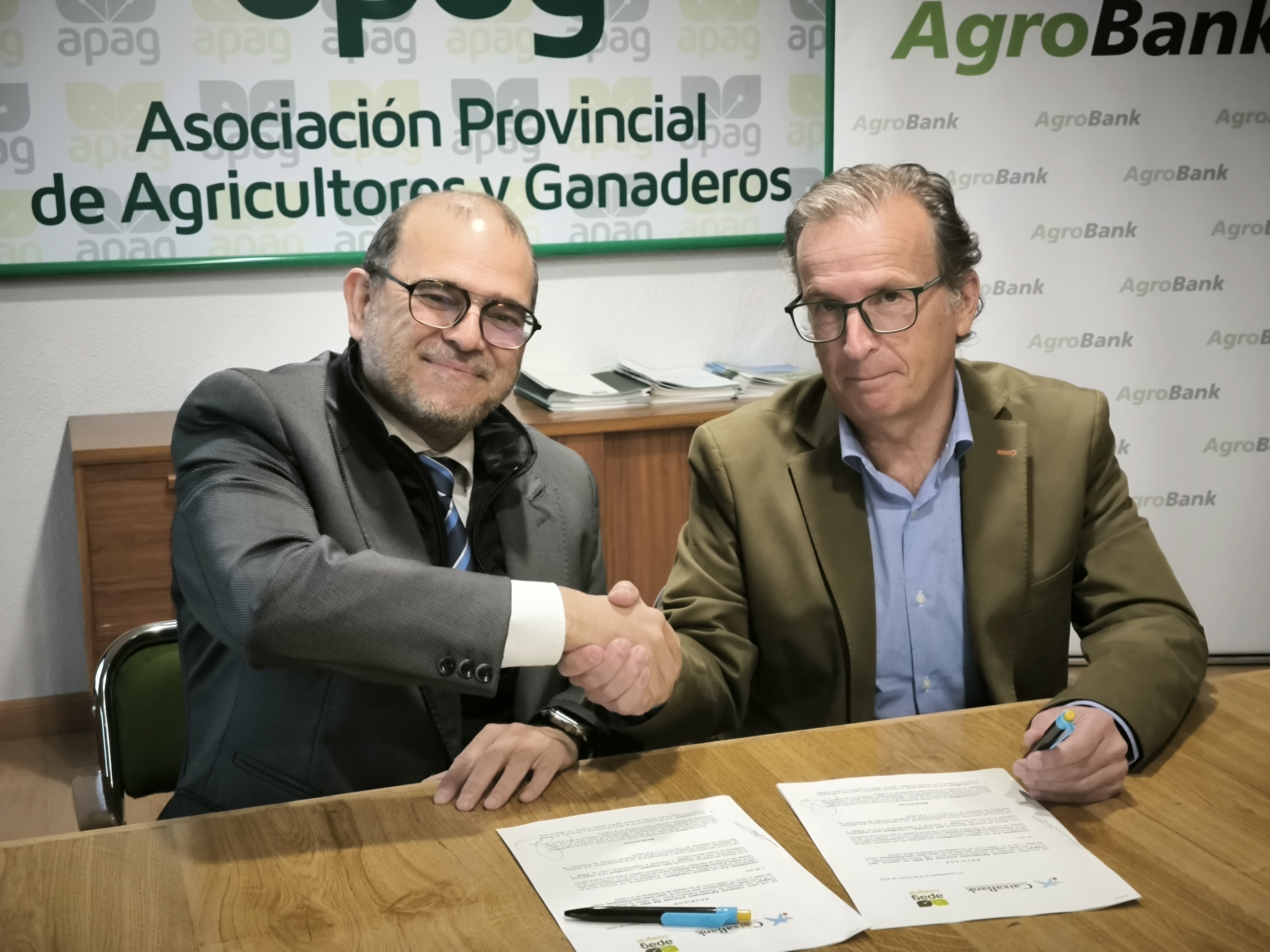 El responsable en el sector agroalimentario de CaixaBank, Carlos Fernández-Pacheco, y el presidente de APAG, Juan José Laso