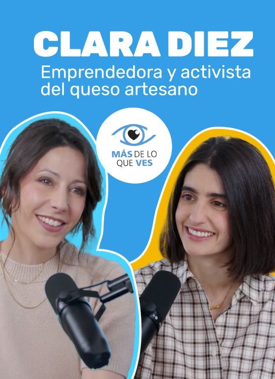 Imagen que muestra a Adriana Mourelos y Clara D&iacute;ez frente a micr&oacute;fonos en un p&oacute;dcast