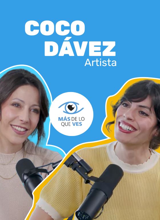 Imagen promocional con fondo azul que muestra a Adriana Mourelos y Coco D&aacute;vez frente a micr&oacute;fonos en un entorno de p&oacute;dcast