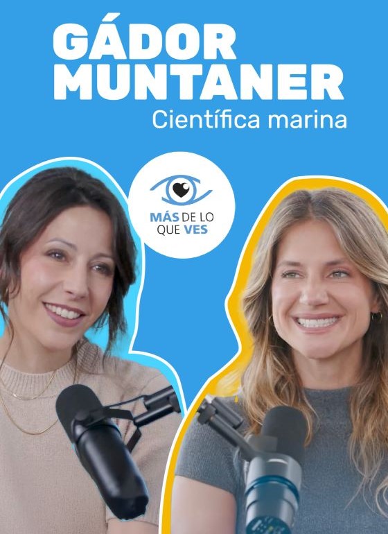 Imagen promocional que muestra a Adriana Mourelos y G&aacute;dor Muntaner frente a micr&oacute;fonos en un entorno de p&oacute;dcast