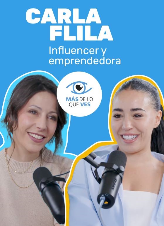 Imagen promocional que muestra a Adriana Mourelos y Carla Flila frente a micrófonos en entorno de pódcast