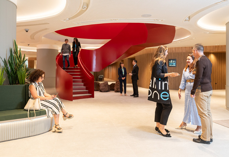 Un grupo de personas en la oficina All in One de Canarias