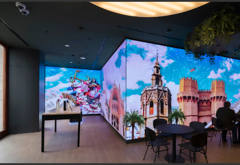 : Oficina All in One de Valencia con im&aacute;genes de la ciudad en grandes pantallas de LED