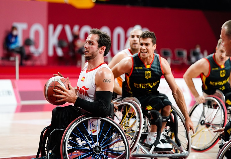 Daniel Stix tirando a canasta durante una competici&oacute;n en Tokio 2020.