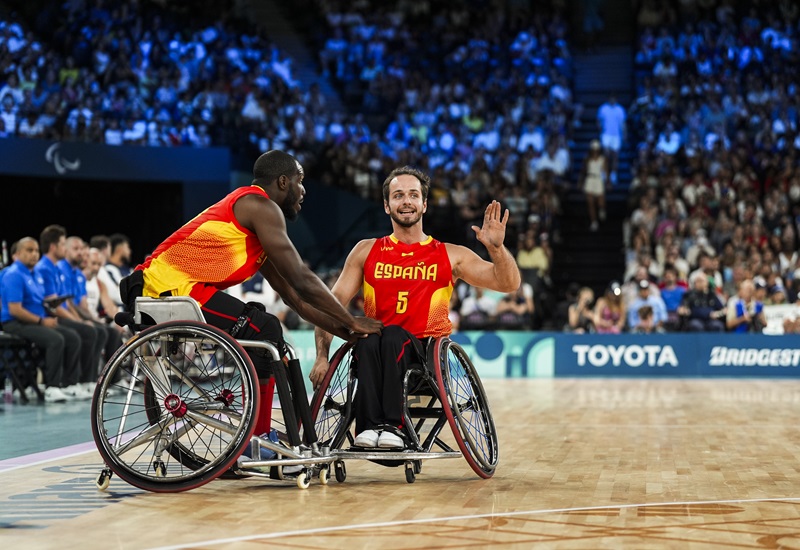 Daniel Stix en la cancha de baloncesto con un compa&ntilde;ero de equipo.