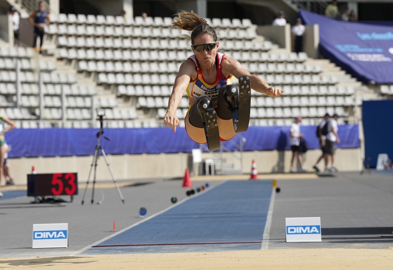 Sara Andr&eacute;s compitiendo en una pista de atletismo.
