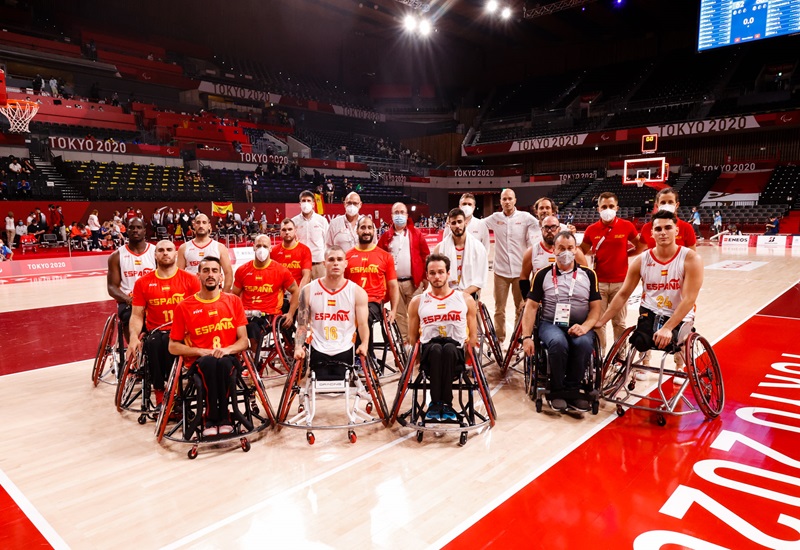 Selecci&oacute;n masculina de baloncesto en silla de ruedas en una cancha de baloncesto durante Tokio 2020.