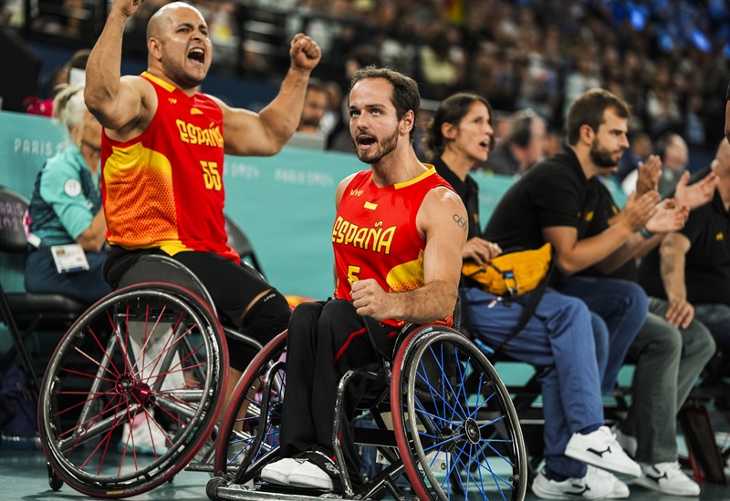 Daniel Stix en la cancha de baloncesto con un compa&ntilde;ero de equipo.