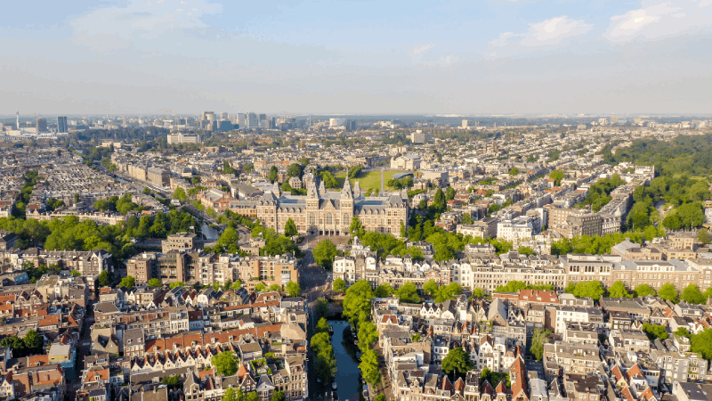 Ámsterdam, startups y bicicletas Vista aérea de Ámsterdam