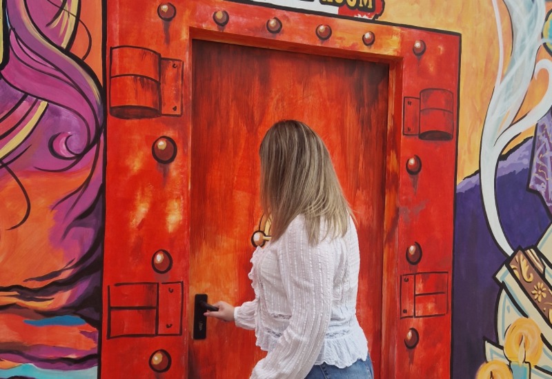 Anastasia Zayats entrando en una de las salas de Start Play en Murcia.