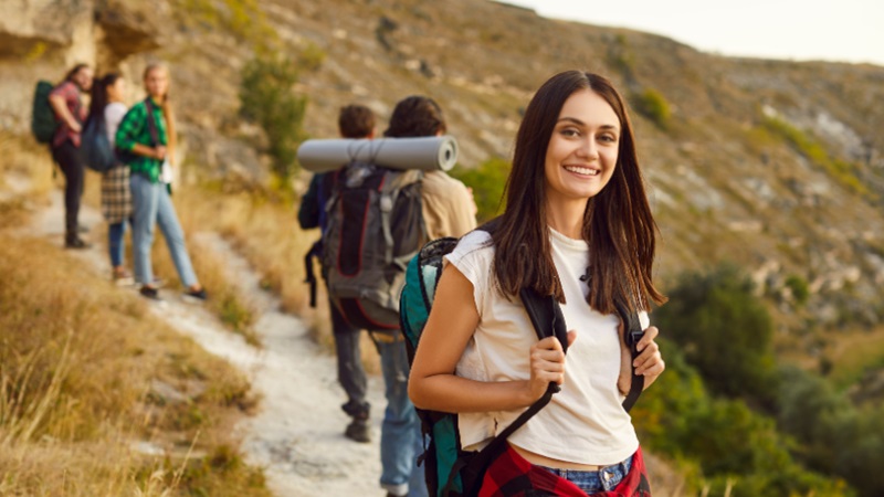 Primer plano de una excursionista en el monte