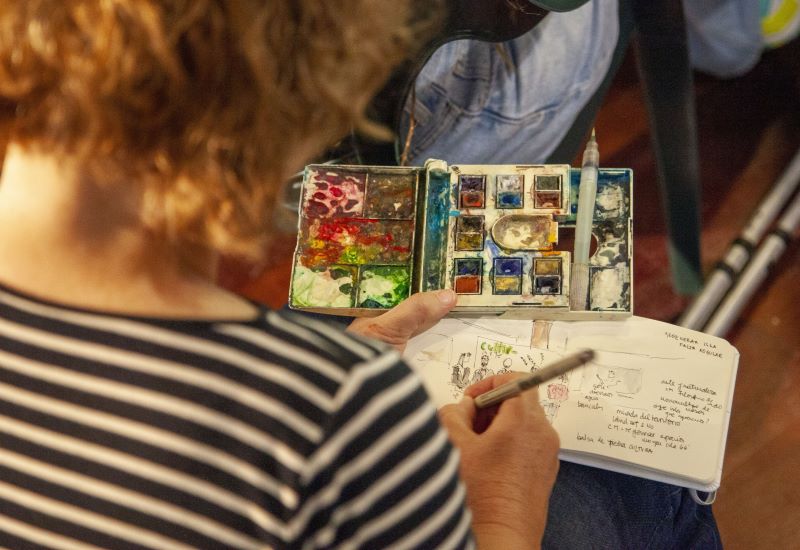 Una artista acompa&ntilde;a cada sesi&oacute;n realizando apuntes en acuarela r&aacute;pida que capturan los momentos clave del encuentro.
