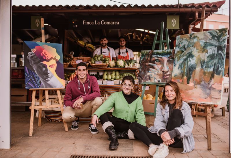 Productores locales y artistas pl&aacute;sticos comparten espacio en una jornada en la que el Mercadillo del Agricultor de Tegueste se transforma en un punto de encuentro entre arte y agricultura.