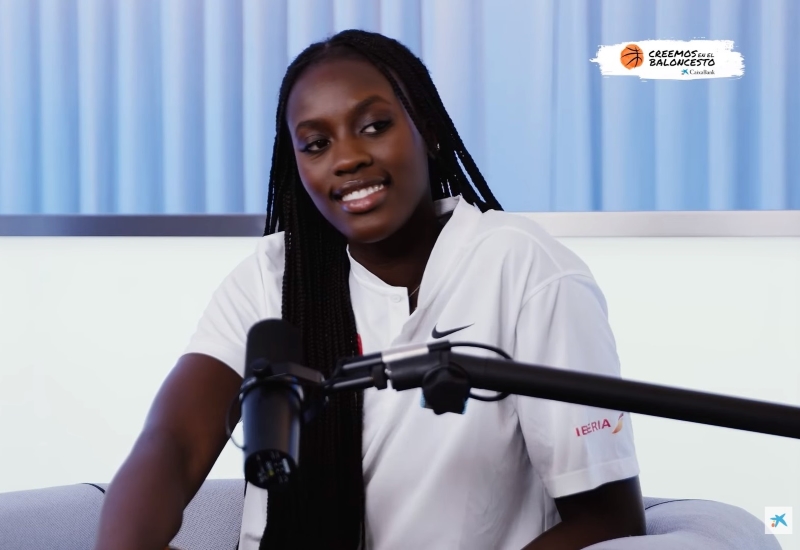 Primer plano de Awa Fam en el set de Creemos en el baloncesto