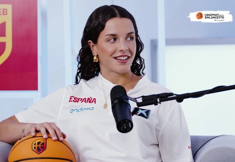Primer plano de Elena Buenavida en el set de Creemos en el baloncesto