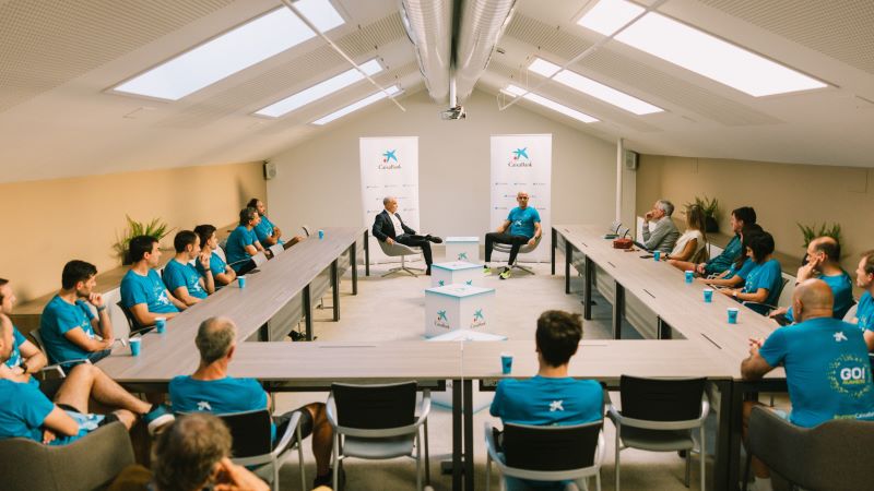 Reyes Estévez da una charla a un auditorio repleto de corredores