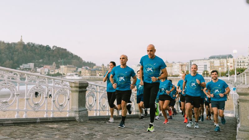 Un grupo de corredores entrena por las calles de Donostia con Reyes Estévez  