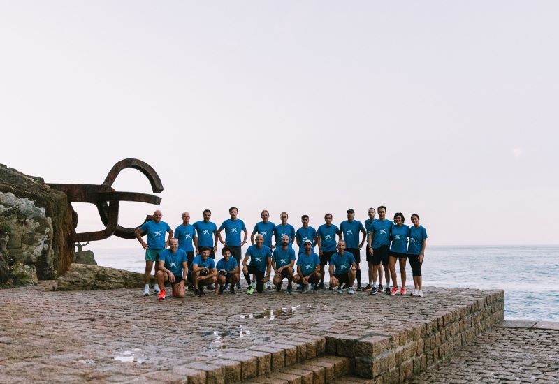 Reyes Estévez posando en el Peine del Viento 
