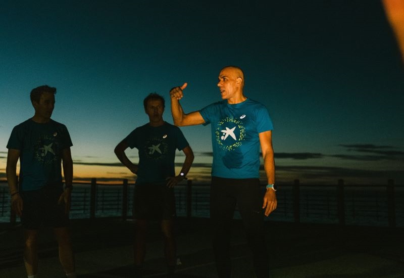 Reyes Estévez dando unos consejos de carrera a un grupo de corredores