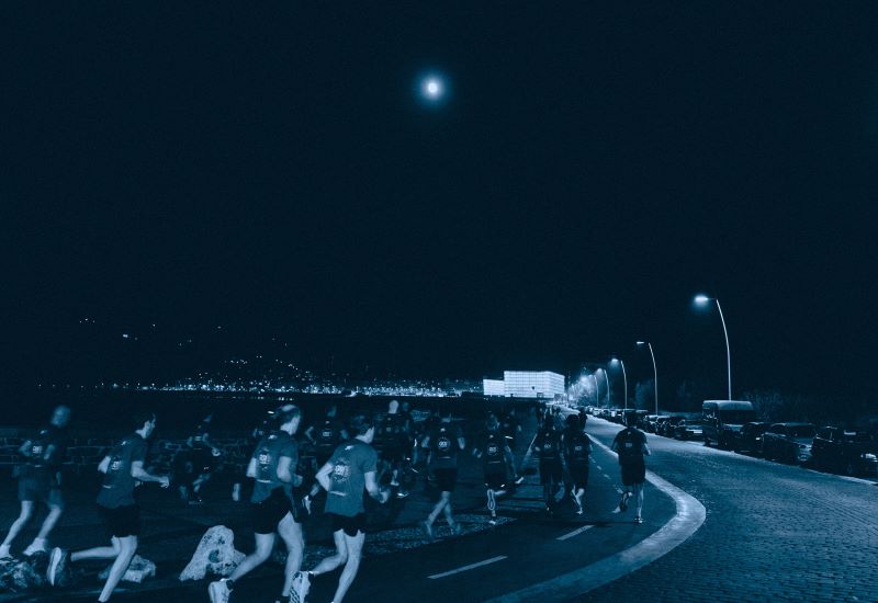 Un grupo de corredores avanza por el Paseo Nuevo donostiarra