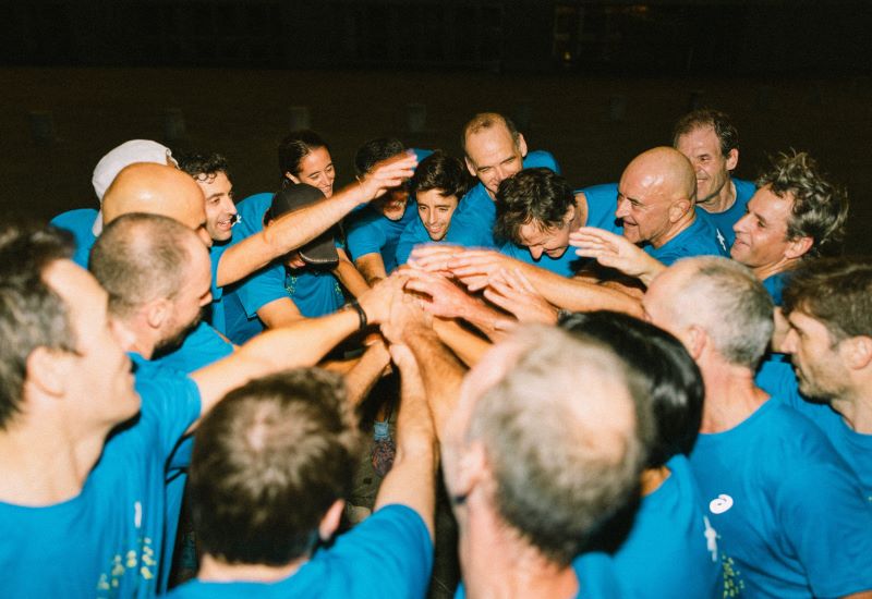 Un grupo de corredores se funden en un abrazo con Reyes Estévez