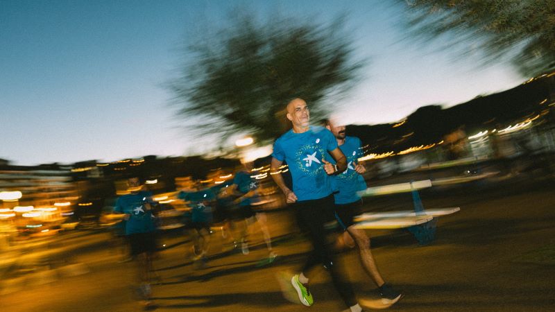 Un grupo de runners y Reyes Estévez corriendo por las calles de Donostia durante el entrenamiento. 