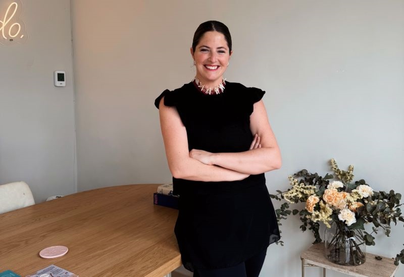 Mar&iacute;a Castillo sonriente en su nueva escuela de ballet.