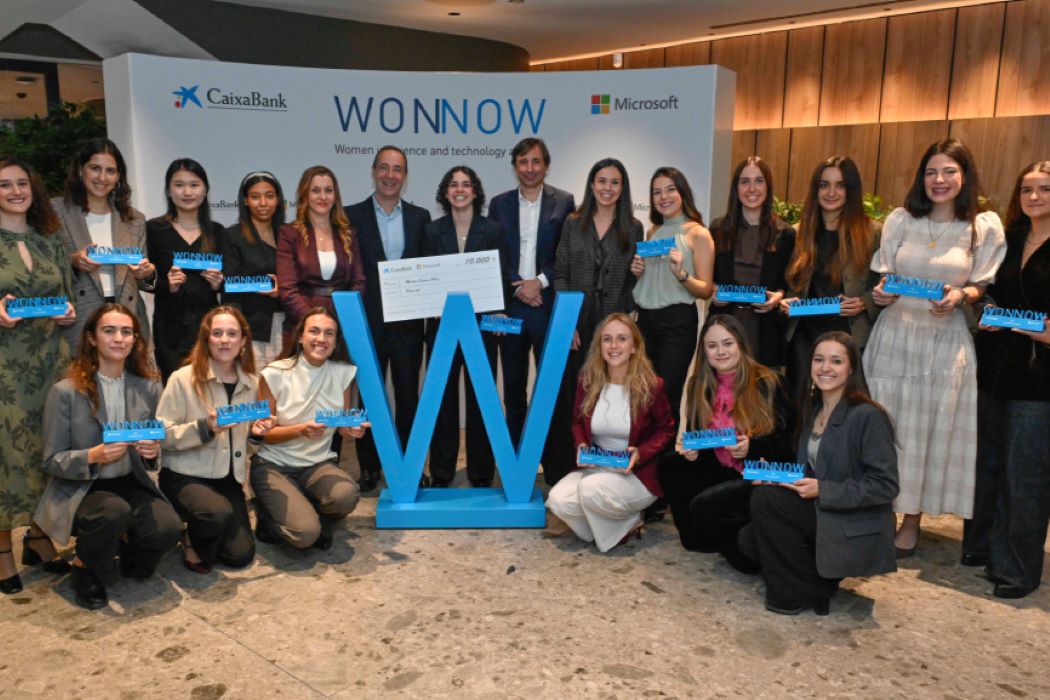El consejero delegado de CaixaBank posa con las ganadoras de los Premios Wonnow 2025
