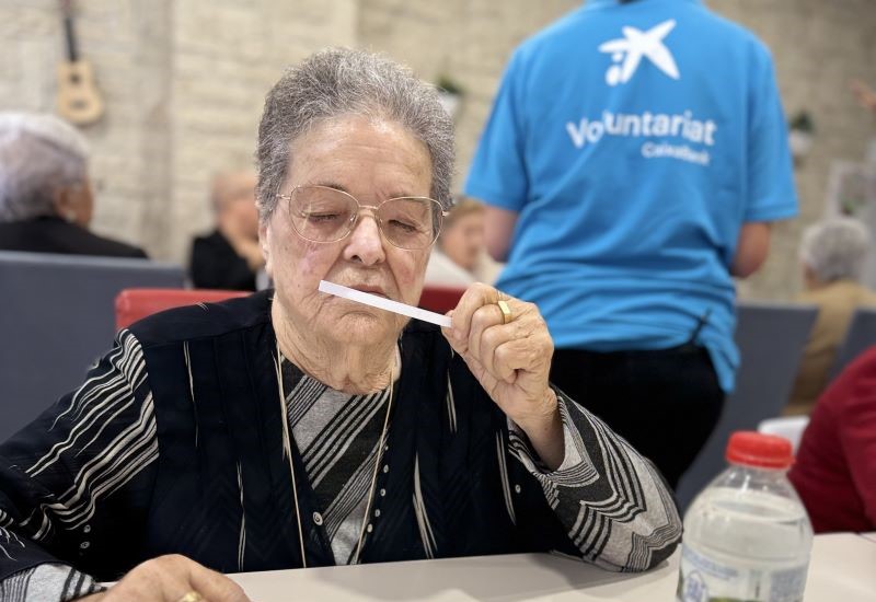 Una anciana participa en el taller de aromas