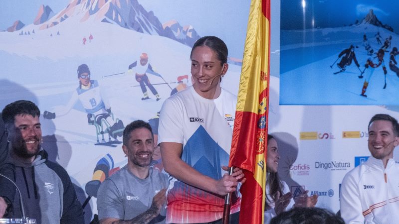 Audrey Pascual sostiene la bandera espa&ntilde;ola mientras es respaldada por sus compa&ntilde;eros deportistas