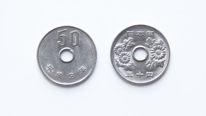 Moneda japonesa de 50 yenes anverso y reverso de moneda japonesa de 50 yenes