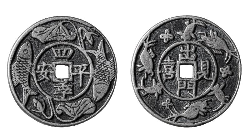 Antigua moneda china de plata con agujero cuadrado. Dinastía Qin anverso y reverso de una antigua moneda china de plata con un agujero cuadrado en el centro