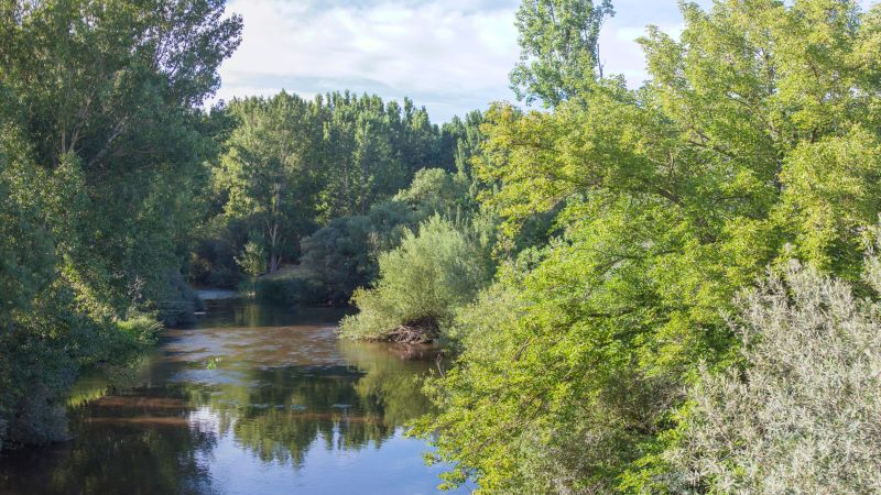 El r&iacute;o Jerte fluye cerca de la ciudad de Carcaboso, una de las paradas en la Ruta de la Plata. Extremadura, Espa&ntilde;a