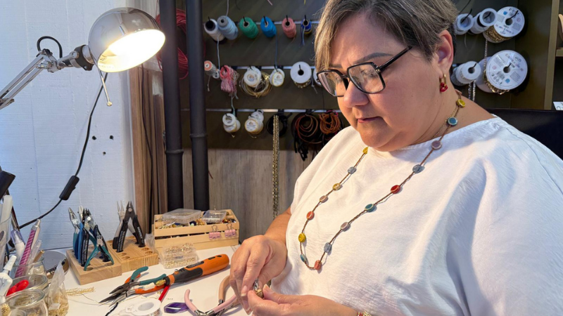 Regalos únicos con artesanía en Niloha Antequera Niloha Antequera en su mesa de trabajo donde confecciona sus creaciones de bisutería.