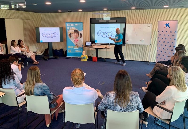 Asistentes del Taller RCP atendiendo monitor