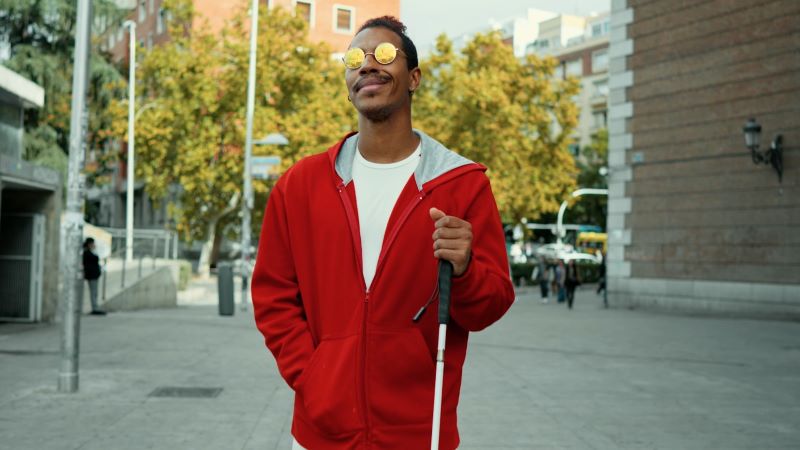 Eduardo Uceda Edu Uceda posa en una calle con gafas de sol y una sudadera roja