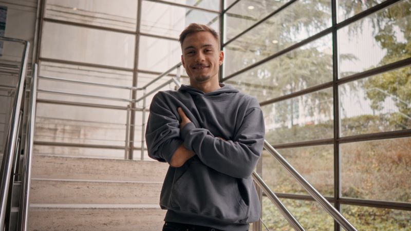 &Iacute;&ntilde;igo Llopis posa sonriente en unas escaleras en un centro de entrenamiento