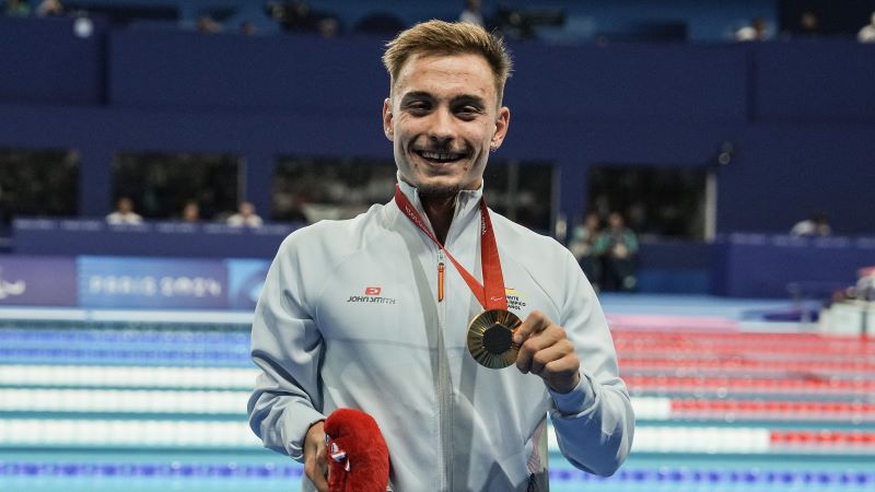 &Iacute;&ntilde;igo Llopis posa con una medalla de oro en los Juegos Paral&iacute;mpicos de Par&iacute;s 2024