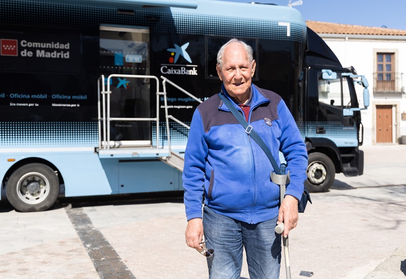&Aacute;ngel Herbella, cliente de oficina m&oacute;vil de CaixaBank, posa con chaqueta azul y sujetando una muleta delante del ofim&oacute;vil