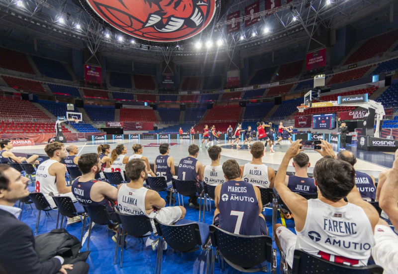 El Kosner Baskonia entrenando con los aficionados en el banquillo. 
