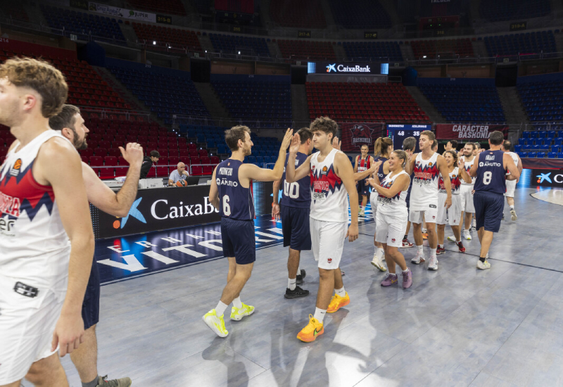 Participantes salud&aacute;ndose en la previa del partido