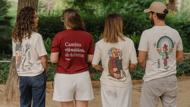 Vaib: una app de consumo local, responsable y sin esfuerzo Equipo Vaib con camisetas con eslogan.