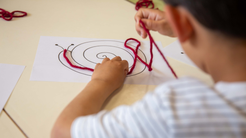 Niño haciendo manualidades Un niño realiza una actividad en el marco del proyecto de Save the Children en Valencia