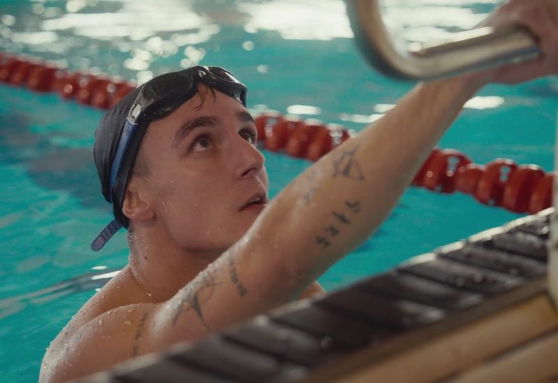 Nuestra próxima estrella, un programa para las futuras promesas del deporte paralímpico Rodrigo, participante en Nuestra próxima estrella, durante una prueba de natación sumergido en una piscina