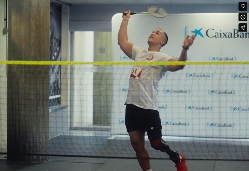Nuestra próxima estrella, un programa para las futuras promesas del deporte paralímpico Eric, participante en Nuestra próxima estrella, jugando al badminton